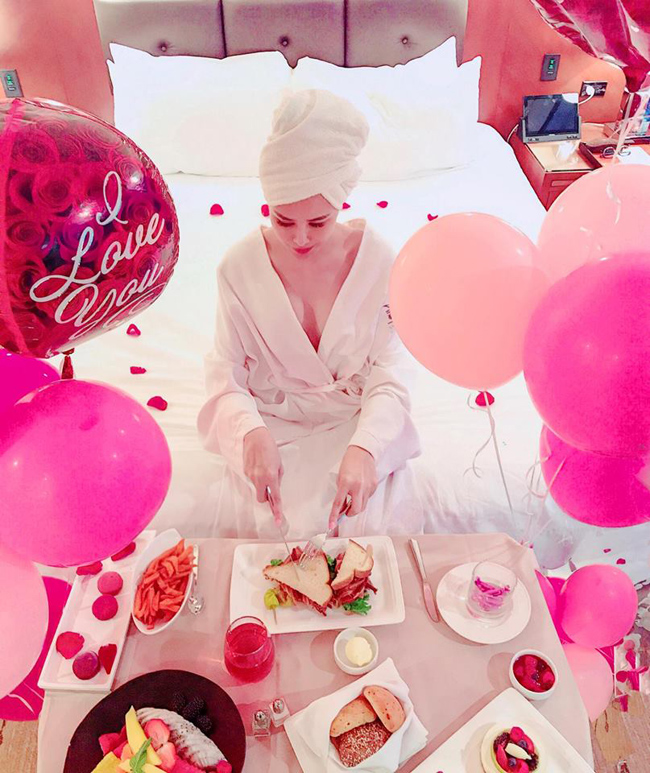Những bữa ăn sang trọng được trang trí bởi sắc hồng trong căn phòng công chúa.
