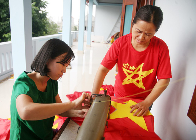 “Đại công xưởng” sản xuất cờ, băng-rôn phục vụ CĐV trước trận bán kết chiều nay - 12