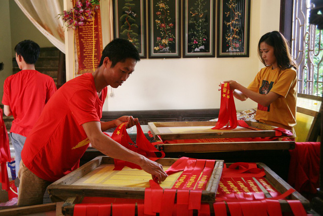 “Đại công xưởng” sản xuất cờ, băng-rôn phục vụ CĐV trước trận bán kết chiều nay - 8