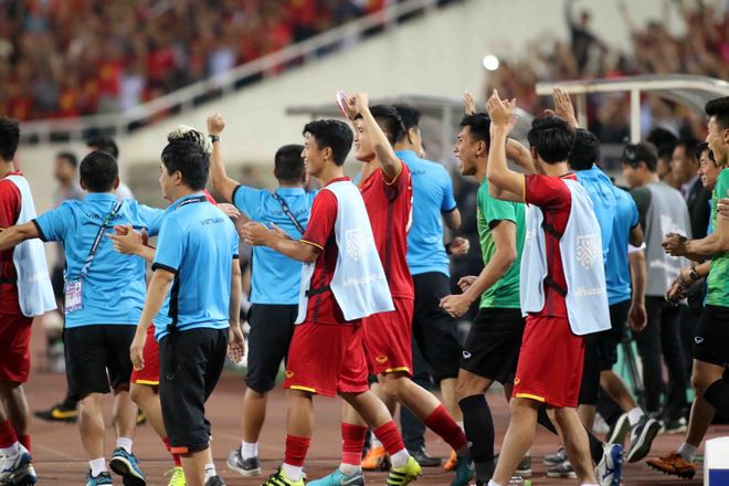 ĐT Việt Nam vào chung kết AFF Cup: Quang Hải đổ gục sau chiến thắng - 1