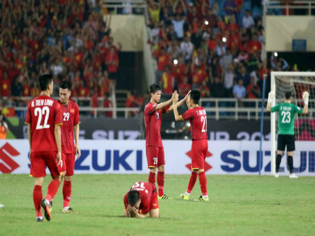 ĐT Việt Nam vào chung kết AFF Cup: Quang Hải đổ gục sau chiến thắng