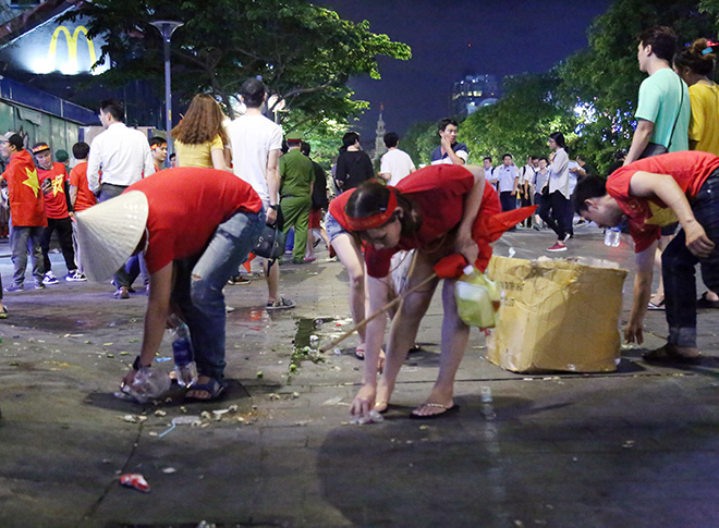 Trước khi đi “bão” ăn mừng ĐT Việt Nam, nam thanh nữ tú làm điều tuyệt đẹp trên phố đi bộ - 11