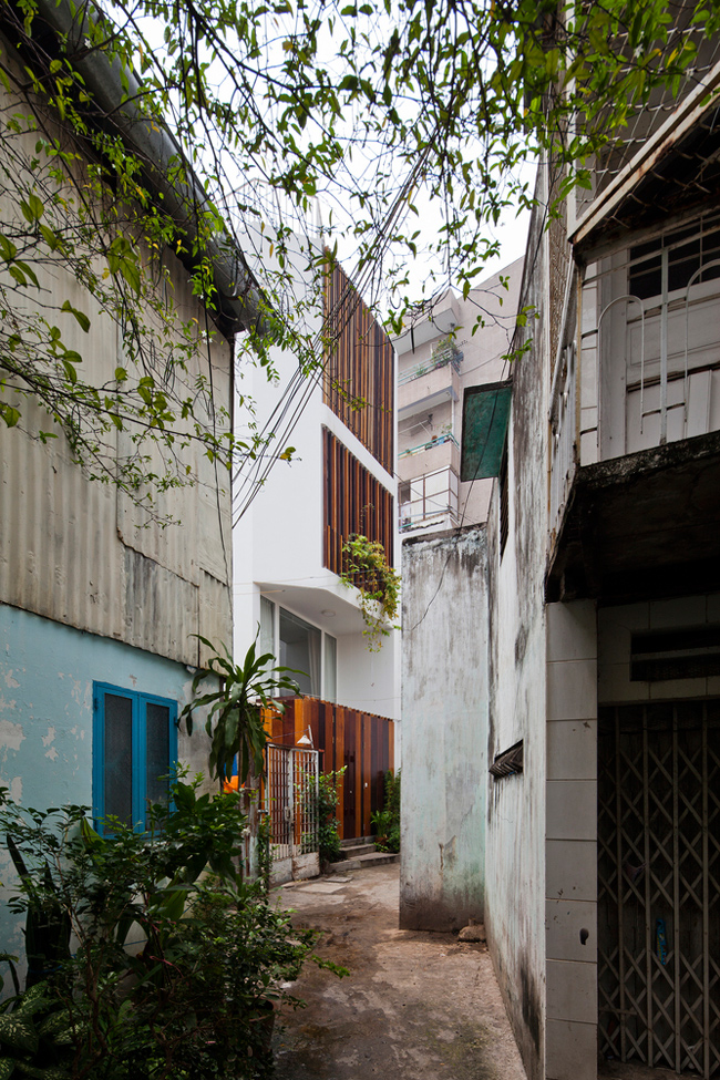 Căn nhà tọa lạc trong một hẻm nhỏ và hẹp ở quận Phú Nhuận, một trong những con ngõ điển hình ở những khu dân cư đông đúc của Thành phố Hồ Chí Minh.