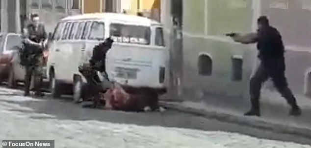 Khoảnh khắc kẻ cướp tiệm kim hoàn, bắt con tin bị cảnh sát bắn gục ở Brazil - 1