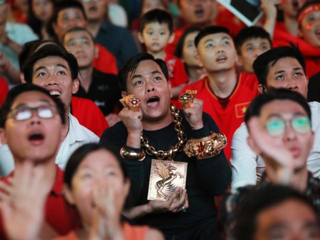 Đại gia Sài Gòn đeo 13kg vàng ra Nguyễn Huệ ngồi xem bóng đá