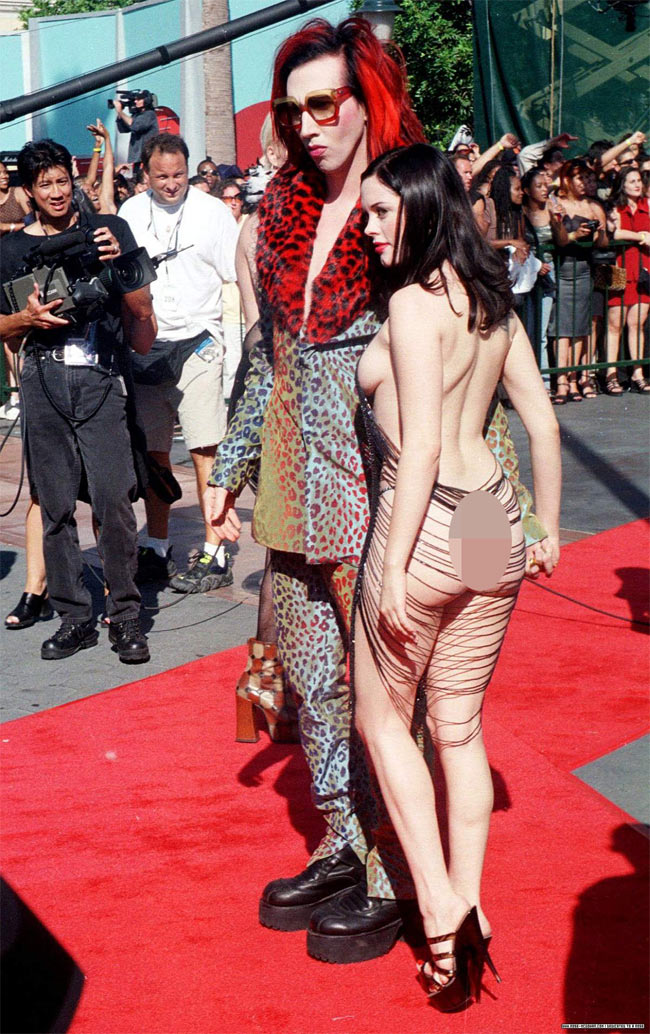 Một trong những bộ váy gây sốc nhất lịch sử thảm đỏ thế giới đó chính là thiết kế mà nữ diễn viên Rose McGowan mặc tại lễ trao giải MTV Award.
