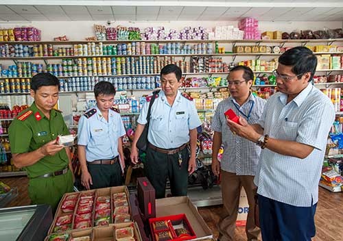 An toàn thực phẩm cuối năm: &#34;Đánh&#34; thẳng túi tiền của người vi phạm - 1