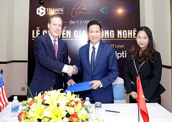 BS. Võ Thành Trung nhận bàn giao công nghệ từ ngài Chủ tịch Hiệp hội phẫu thuật thẩm mỹ quốc tế - 1