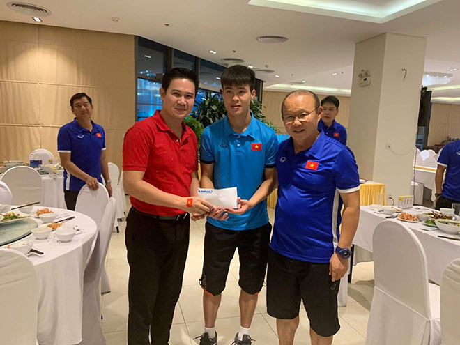 Chủ tịch Asanzo trao thưởng khủng cho tuyển Việt Nam ngay sau trận bán kết AFF Cup - 1