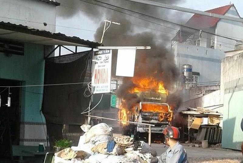 Xe tải bùng cháy dữ dội trong sân nhà dân - 1