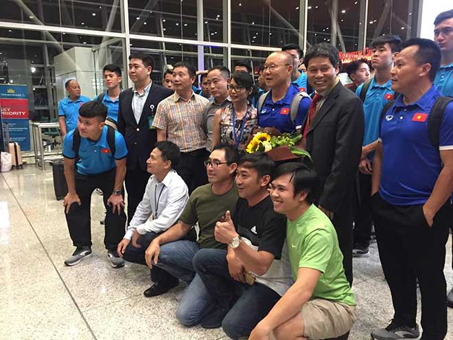 ĐT Việt Nam đi Malaysia: HLV Park Hang Seo “gây sốt” trên máy bay - 1