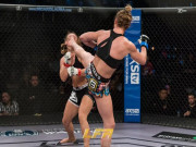 Thể thao - Đỉnh cao UFC: &quot;Nữ quái&quot; tung cước tàn độc, knock-out trong chớp mắt