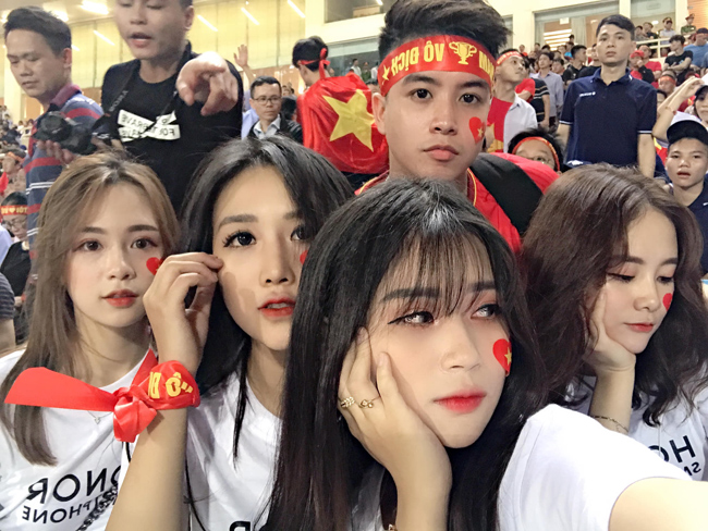 Những bức hình Tiểu Phương &#34;selfie&#34; cùng bạn bè trên khán đài sân cỏ được một số diễn đàn mạng xã hội chia sẻ lại.&nbsp;