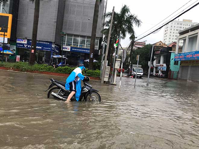 Mưa lớn kéo dài, TP Vinh ngập sâu, xuất hiện hố &#34;tử thần&#34; - 4