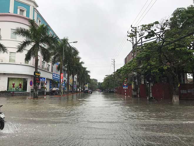 Mưa lớn kéo dài, TP Vinh ngập sâu, xuất hiện hố &#34;tử thần&#34; - 2