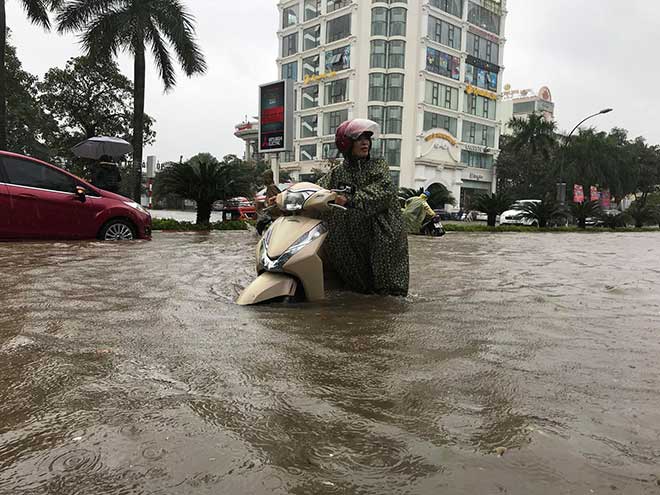 Mưa lớn kéo dài, TP Vinh ngập sâu, xuất hiện hố &#34;tử thần&#34; - 9