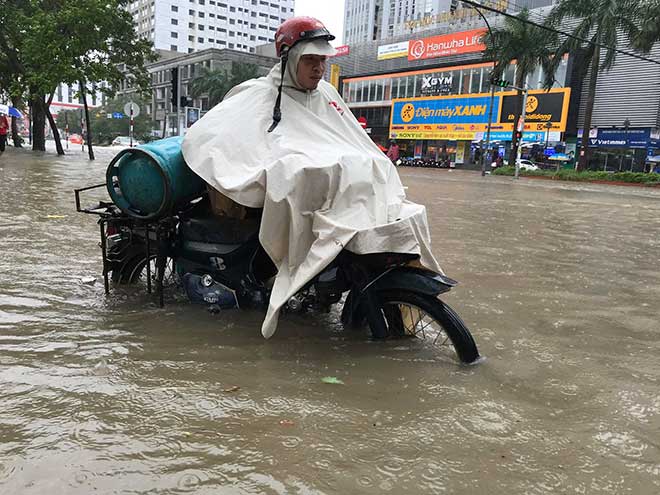 Mưa lớn kéo dài, TP Vinh ngập sâu, xuất hiện hố &#34;tử thần&#34; - 11