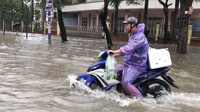 Mưa lớn kéo dài, TP Vinh ngập sâu, xuất hiện hố &#34;tử thần&#34; - 14