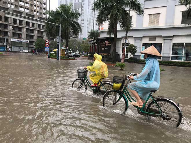 Mưa lớn kéo dài, TP Vinh ngập sâu, xuất hiện hố &#34;tử thần&#34; - 16