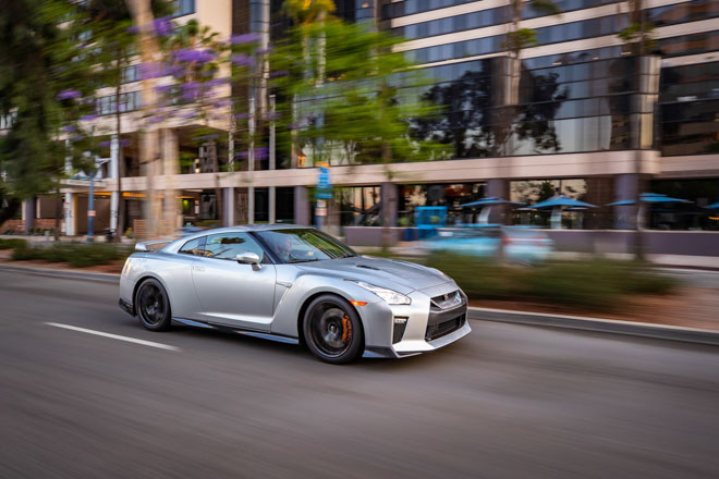 Nissan giới thiệu &#34;xế đua&#34; GT-R 2019, đi kèm giá bán 2,2 tỷ đồng - 2