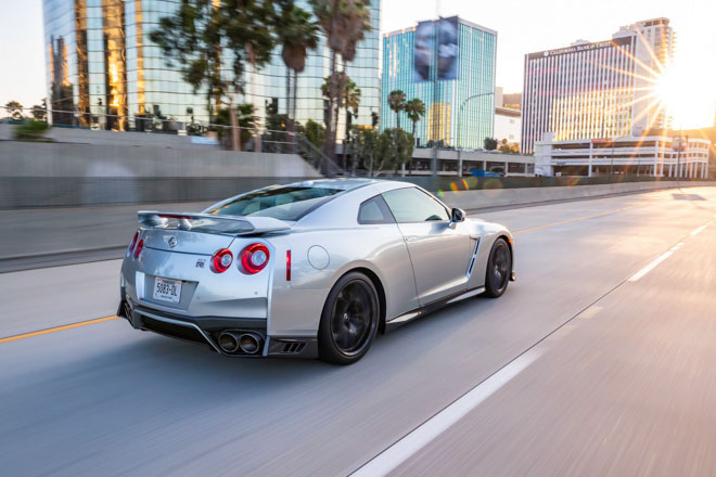 Nissan giới thiệu &#34;xế đua&#34; GT-R 2019, đi kèm giá bán 2,2 tỷ đồng - 10