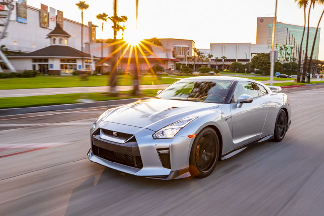 Nissan giới thiệu &#34;xế đua&#34; GT-R 2019, đi kèm giá bán 2,2 tỷ đồng - 11