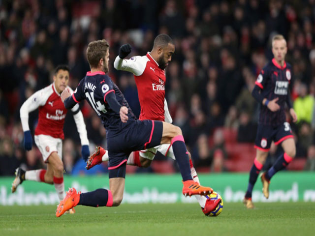 Arsenal - Huddersfield: Xóa tan bê bối, nối dài mạch bất bại