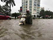 Tin tức trong ngày - Mưa lớn kéo dài, TP Vinh ngập sâu, xuất hiện hố &quot;tử thần&quot;