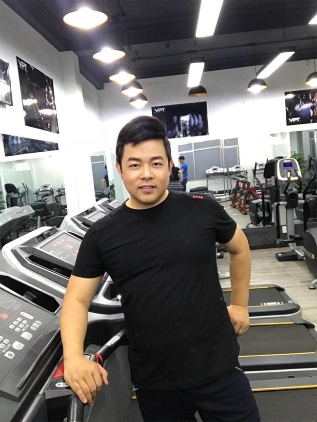 Nhận thức được vấn đề cân nặng của mình, Quang Lê chăm chỉ tới phòng tập gym đều đặn.