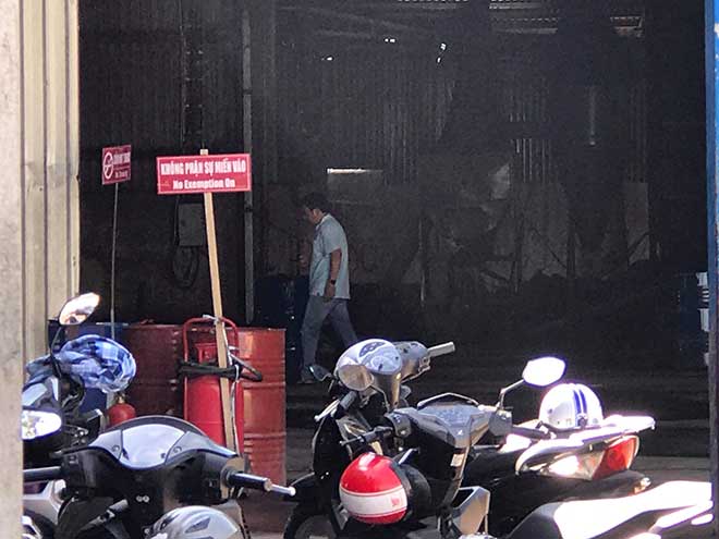 Cơ sở sang chiết xăng dầu ở Sài Gòn rực lửa, 2 người bỏng nặng - 1