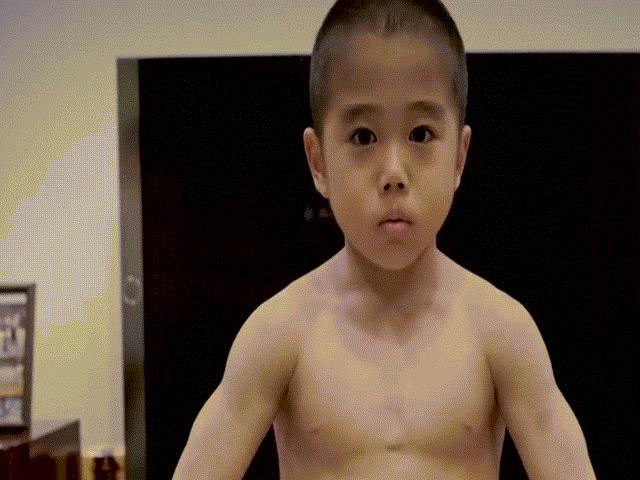 Cậu bé 8 tuổi cơ bắp cuồn cuộn, võ công như Lý Tiểu Long