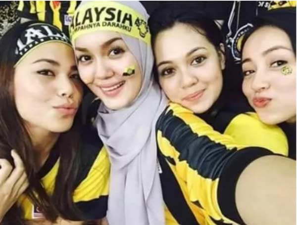 Fan nữ Malaysia thức xuyên đêm mua vé xem chung kết AFF Cup vẫn xinh tươi - 1