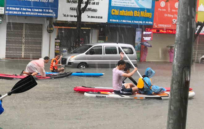 Phố Đà Nẵng ngập như sông, giới trẻ bơi thuyền kayak tranh tài - 4