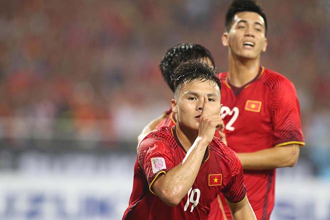 SAO đại chiến AFF Cup: Văn Hậu bất ngờ vượt Quang Hải, áp đảo Talaha - 1