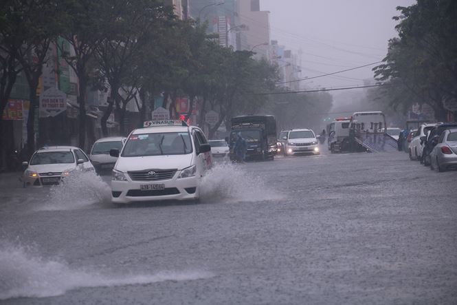 Xế hộp hạng sang chìm trong hầm, ngập trên đường Đà Nẵng - 3