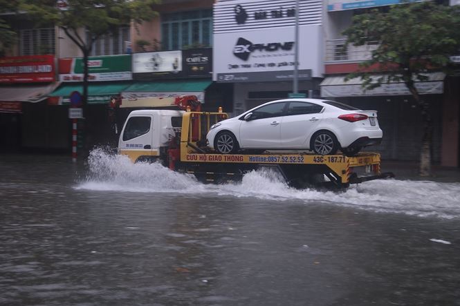 Xế hộp hạng sang chìm trong hầm, ngập trên đường Đà Nẵng - 7