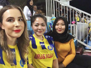 Thời trang - Fan nữ Malaysia thức xuyên đêm mua vé xem chung kết AFF Cup vẫn xinh tươi