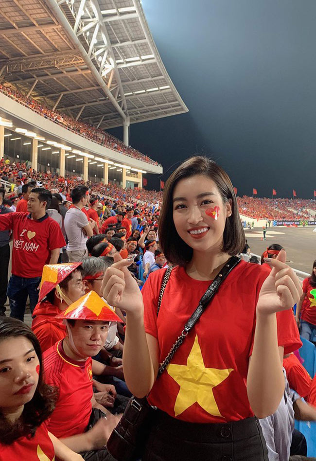 Nàng hoa hậu còn có niềm đam mê mãnh liệt với môn thể thao vua. Trong các trận đấu của tuyển Việt Nam trên sân nhà, Mỹ Linh đều có mặt trên sân để cổ vũ.