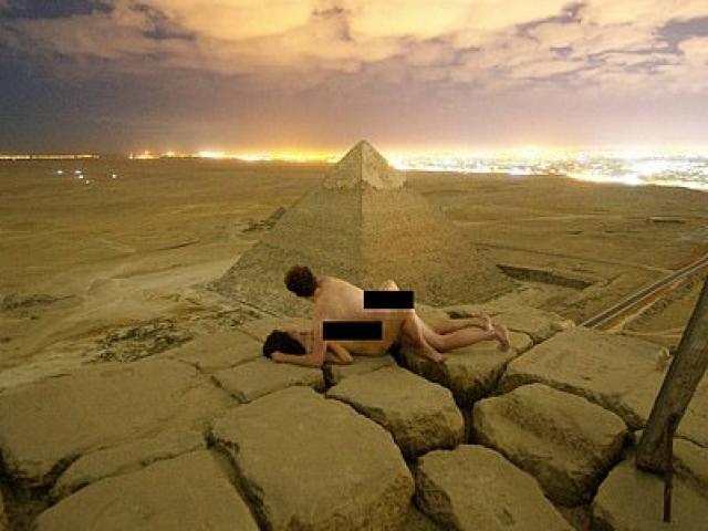 Cặp đôi gây phẫn nộ khi đăng ảnh làm ”chuyện ấy” trên đỉnh kim tự tháp