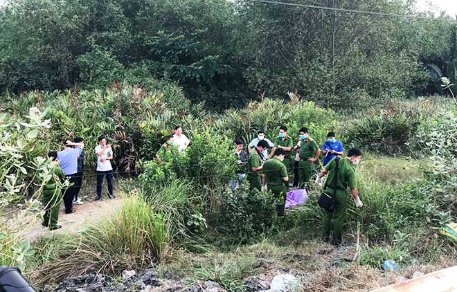 Phát hiện thi thể thanh niên trên bãi đất trống, bên cạnh có rất nhiều dao - 1