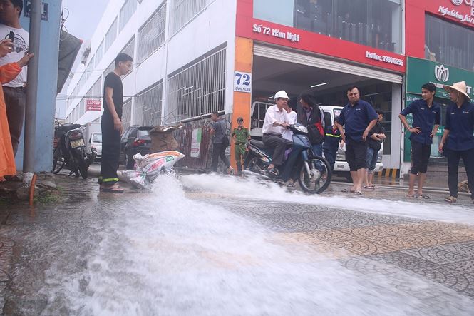 Bơm nước &#39;giải cứu&#39; ôtô, xe máy ngập trong hầm chung cư Đà Nẵng - 5