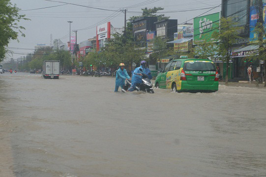 Mưa lớn chưa từng có, dân nuôi cá bè đau đớn nhìn tiền tỷ trôi sông - 4