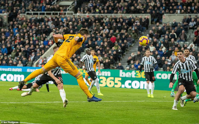 Newcastle - Wolverhampton: Thẻ đỏ bước ngoặt, phút bù giờ oan nghiệt - 1