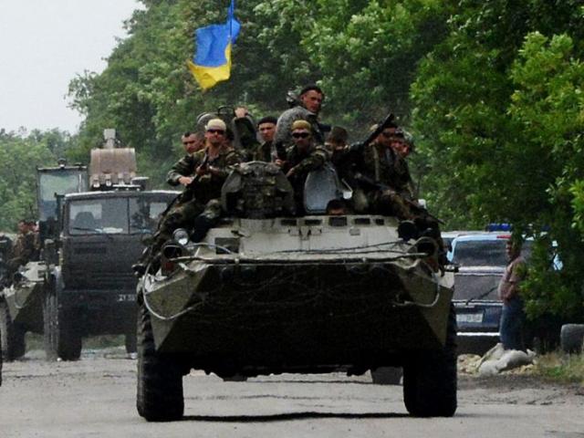 Nóng: Vũ khí, quân đội Ukraine ầm ầm đến Donbass, chuẩn bị tấn công