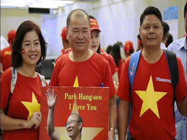 “Tiếp lửa” chung kết AFF Cup: Sân bay rực sắc đỏ, fan mang băng rôn ”Park Hang Seo - Em yêu Chú”