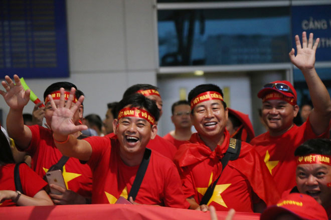 “Tiếp lửa” chung kết AFF Cup: Sân bay rực sắc đỏ, fan mang băng rôn &#34;Park Hang Seo - Em yêu Chú&#34; - 3