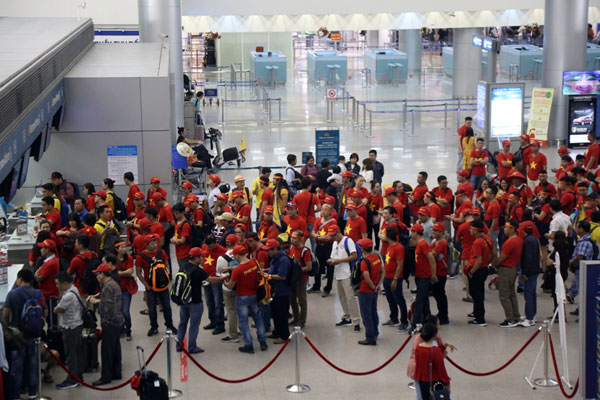 “Tiếp lửa” chung kết AFF Cup: Sân bay rực sắc đỏ, fan mang băng rôn &#34;Park Hang Seo - Em yêu Chú&#34; - 2