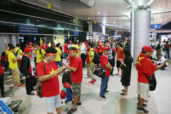 “Tiếp lửa” chung kết AFF Cup: Sân bay rực sắc đỏ, fan mang băng rôn &#34;Park Hang Seo - Em yêu Chú&#34; - 4