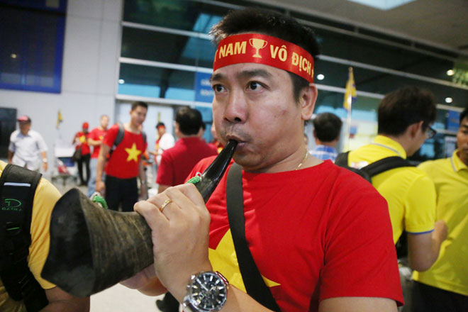 “Tiếp lửa” chung kết AFF Cup: Sân bay rực sắc đỏ, fan mang băng rôn &#34;Park Hang Seo - Em yêu Chú&#34; - 8