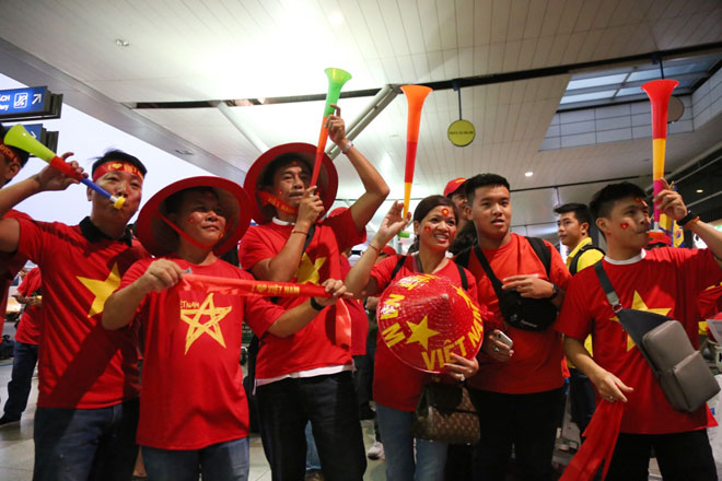 “Tiếp lửa” chung kết AFF Cup: Sân bay rực sắc đỏ, fan mang băng rôn &#34;Park Hang Seo - Em yêu Chú&#34; - 9